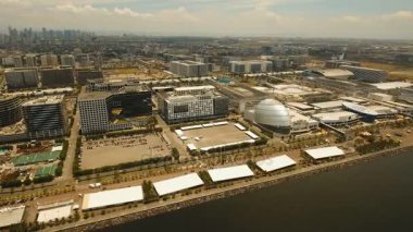 Gökdelenleri ve binaları olan bir havacılık şehri. Filipinler, Manila, Makati.