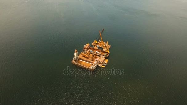 Vytěžená platforma na moři. Filipíny, Manila. — Stock video