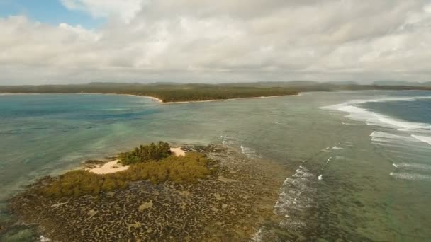 Antenne bekijken prachtige tropische eiland. Filippijnen. — Stockvideo