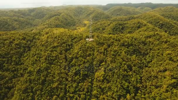 绿色的森林和山间的电话信号塔。鸟瞰图。锡亚高岛菲律宾. — 图库视频影像