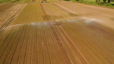 Tarım arazisindeki sulama sistemi.