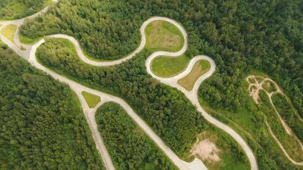 Тестовая дорога в лесу. Вид с воздуха — стоковое видео