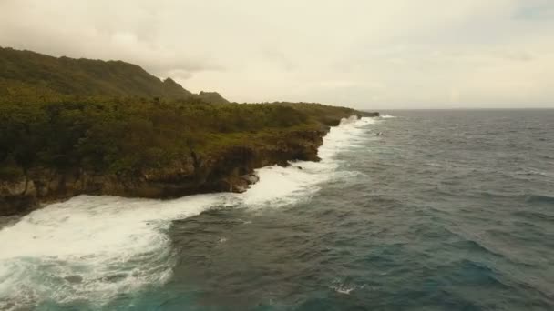 Widok z lotu ptaka skały i fala. Filipiny, Siargao. — Wideo stockowe