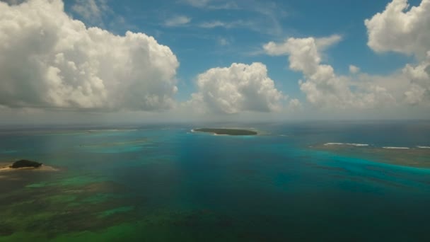 Mooie luchtfoto strand op het tropische eiland. Daco island, Filippijnen, Siargao. — Stockvideo