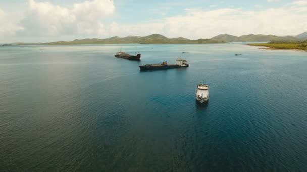 Letecké nákladní a osobní lodě na moři. Filipíny, Siargao. — Stock video