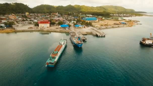 Грузовой и пассажирский транзитный порт в городе Дапа, вид с воздуха .остров Сиаргао, Филиппины . — стоковое видео
