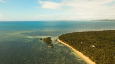 Hava güzel bir plaj tropikal bir adada görüntüleyin. Filipinler, Siargao.
