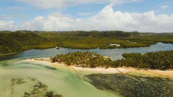 Antenne bekijken strand op een tropisch eiland. Mindanao, Siargao. — Stockvideo
