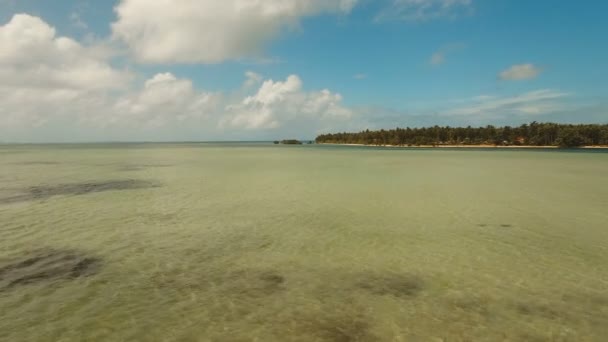 Su yüzey havadan görünümü. Siargao Adası Filipinler. — Stok video