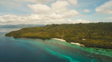 Tropik ada, plaj, resort otel ile deniz manzarası. Bohol, Anda alan, Filipinler.
