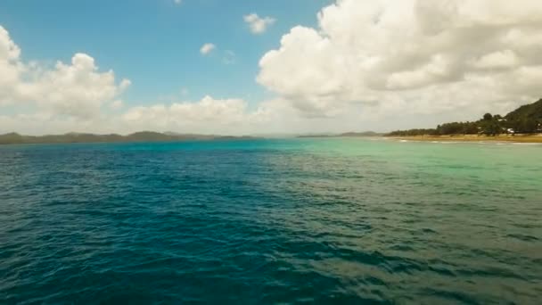 Вид с поверхности воды. Остров Сиаргао Филиппины . — стоковое видео