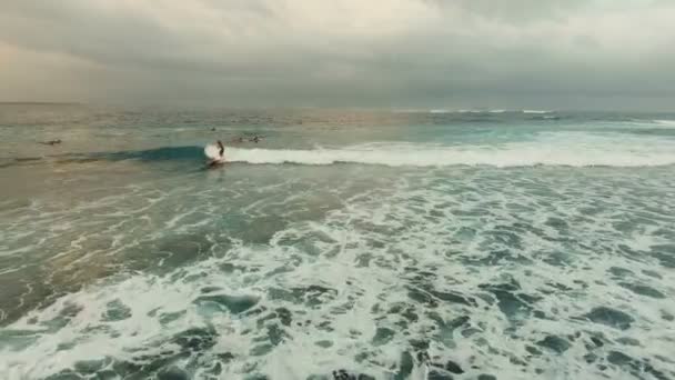 Luchtfoto surfers op de golven bij zonsondergang. Siargao, Filipijnen. Cloud 9. — Stockvideo