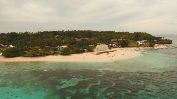 Вид с воздуха красивый пляж на тропическом острове. Philippines, Pamilacan . — стоковое видео