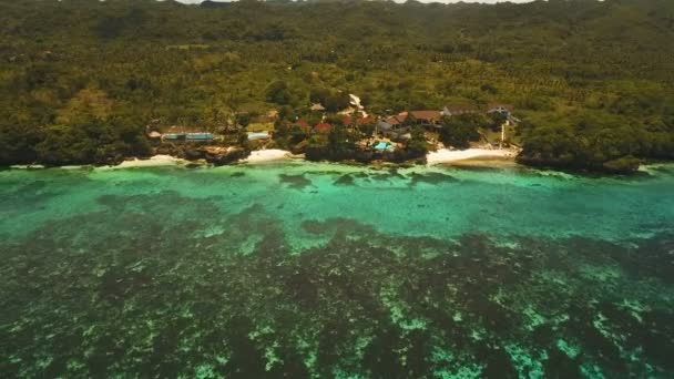 Pantai indah pemandangan udara di sebuah pulau tropis. Filipina, Anda daerah . — Stok Video