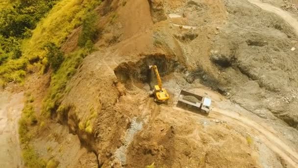 Bagger verlädt LKW im Steinbruch. Philippinen, Bohol. — Stockvideo