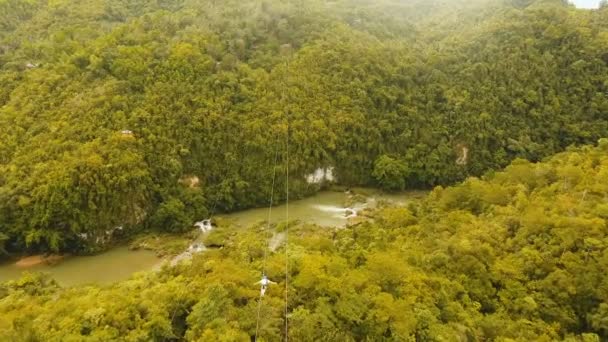 Ketertarikan zipline di hutan di pulau Bohol, Filipina . — Stok Video