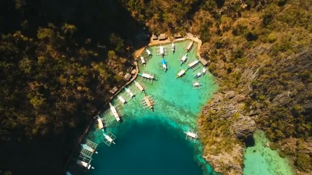Beautyful lagunen i Kayangan Lake, Filippinerna, Coron, Palawan. — Stockvideo