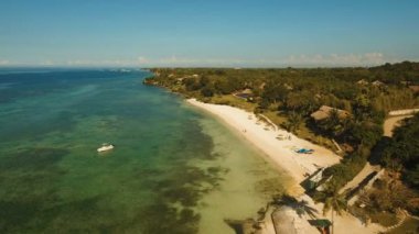 Hava güzel bir plaj tropikal bir adada görüntüleyin. Filipinler, Bohol.
