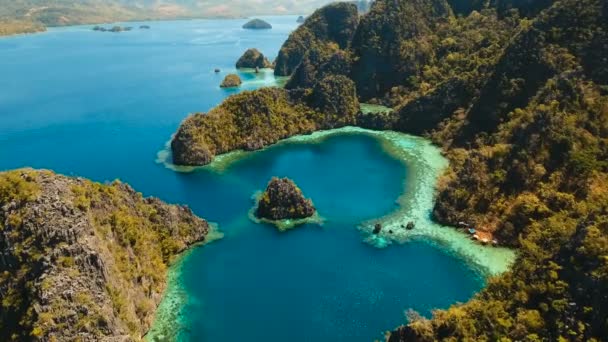 Lagoa maravilhosa em Kayangan Lake, Filipinas, Coron, Palawan . — Vídeo de Stock