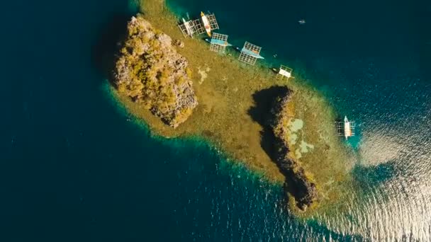 Flygfoto tropisk lagun, hav, strand. Tropiska ön. Busuanga, Palawan, Filippinerna. — Stockvideo