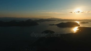 Deniz, hava görünümünü üzerinde güzel gün batımı. Busuanga Adası Filipinler.