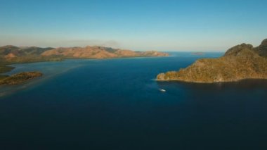 Hava manzaralı tropikal göl, deniz, sahil. Tropikal ada. Busuanga, Palawan, Filipinler.