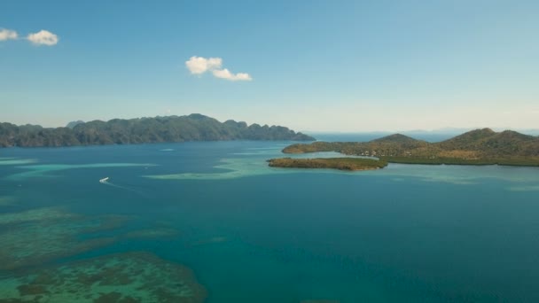 Letecký výhled tropické laguny, moře, pláž. Tropický ostrov. Busuanga, Palawan, Filipíny. — Stock video