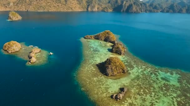 Vista aérea laguna tropical, mar, playa. Isla tropical. Busuanga, Palawan, Filipinas. — Vídeo de stock