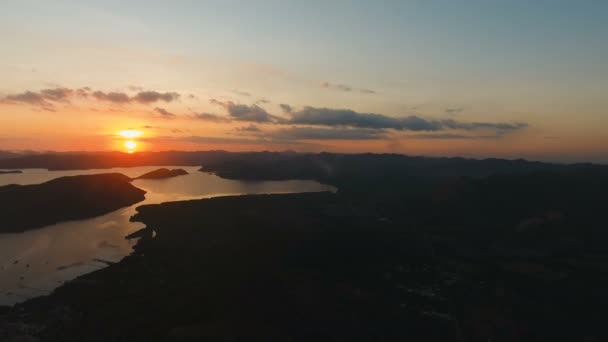 Krásný západ slunce nad mořem, letecký pohled. Busuanga ostrov Filipíny. — Stock video