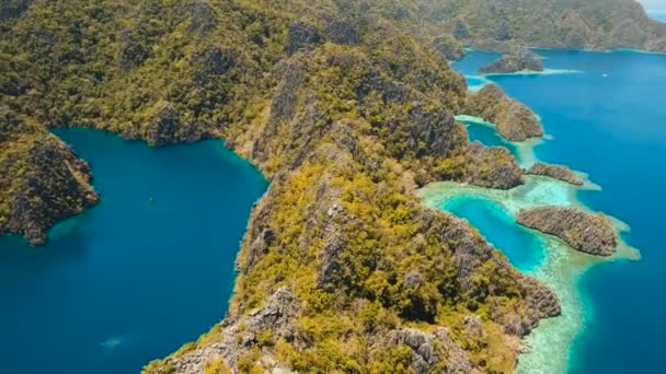 Horské jezero Barracuda na tropickém ostrově, Filipíny, Coron, Palawan. — Stock video
