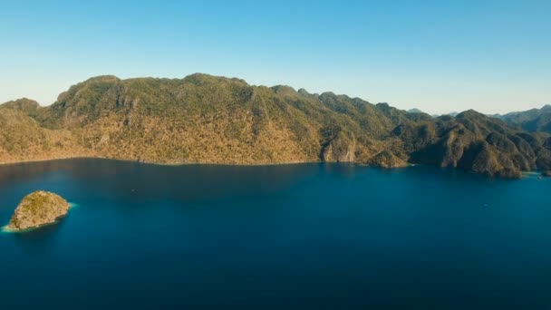 Hava manzaralı tropikal göl, deniz, sahil. Tropikal ada. Busuanga, Palawan, Filipinler. — Stok video
