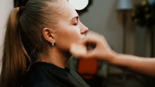 Maquiar artista fazendo profissional compõem de jovem — Vídeo de Stock