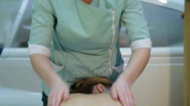 Masör masaj spa salonda kadındaki yapıyor.