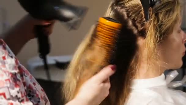 Peluquería mujer seca el secador de pelo — Vídeos de Stock