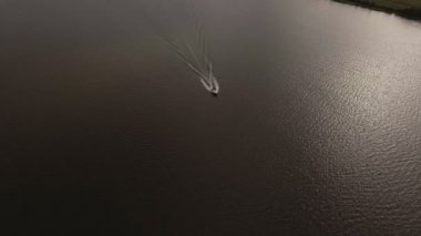 Sürat teknesi Nehri üzerinde. Hava video.