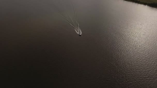 川のスピード ボート。空撮. — ストック動画