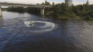 Nehirdeki jet ski 'deki kız. Video..