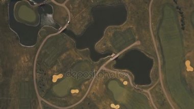 Golf sahası ve su havadan görünümü.