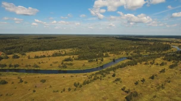 Vliegen over de rivier. Luchtfoto video. — Stockvideo