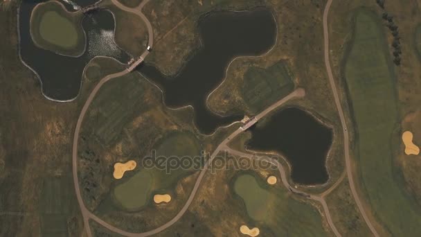 Pemandangan udara lapangan golf dan air . — Stok Video