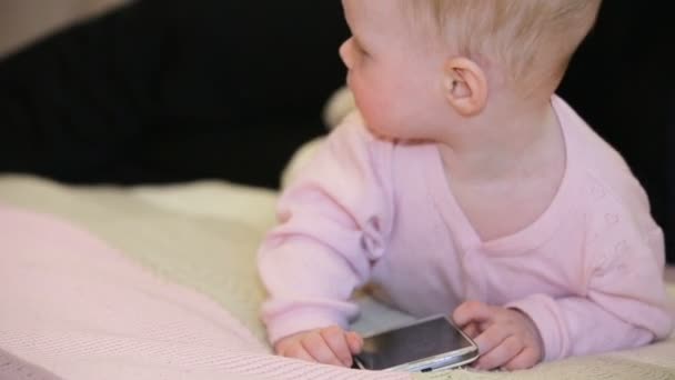 Bebé con teléfono celular — Vídeo de stock