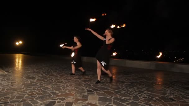 Spectacle de feu dans la nuit. — Video