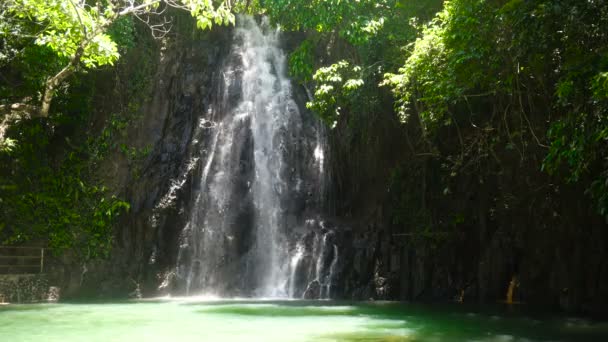 Krásný tropický vodopád. Filipíny Siargao island. — Stock video