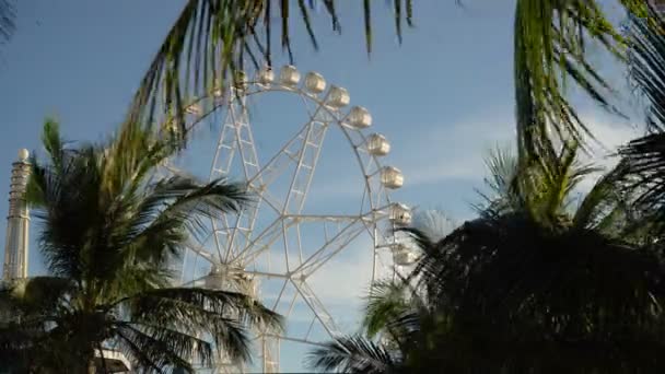 Óriáskerék egy vidámparkban. — Stock videók