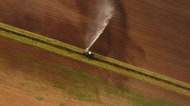 Hava görünümü: Sulama sistemi bir tarım alanını suluyor.