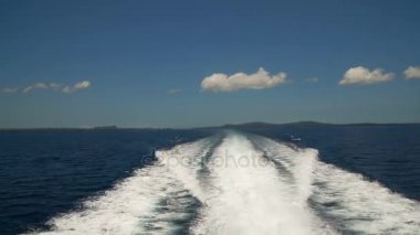 Feribot arkasındaki su üzerinde iz.