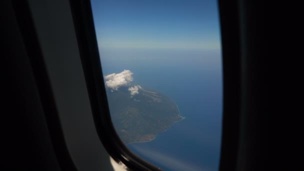 Okyanustaki bir uçak penceresinden bak.. — Stok video