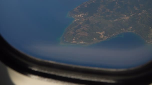 从海面上的飞机窗口看风景. — 图库视频影像