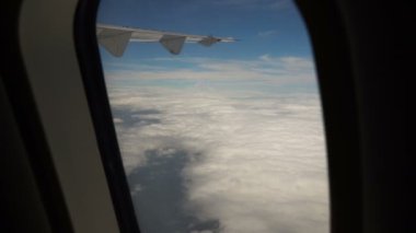 Bir uçak penceresinden görüntüle.