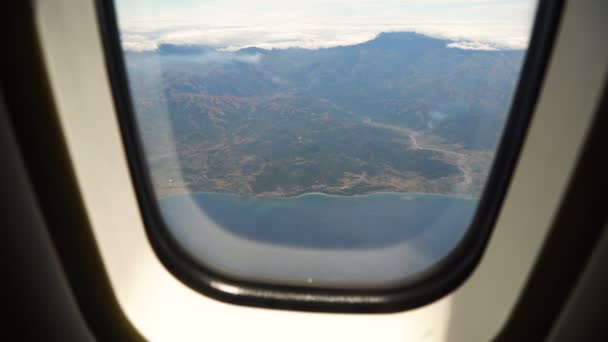 Vue depuis une fenêtre d'avion sur l'océan. — Video